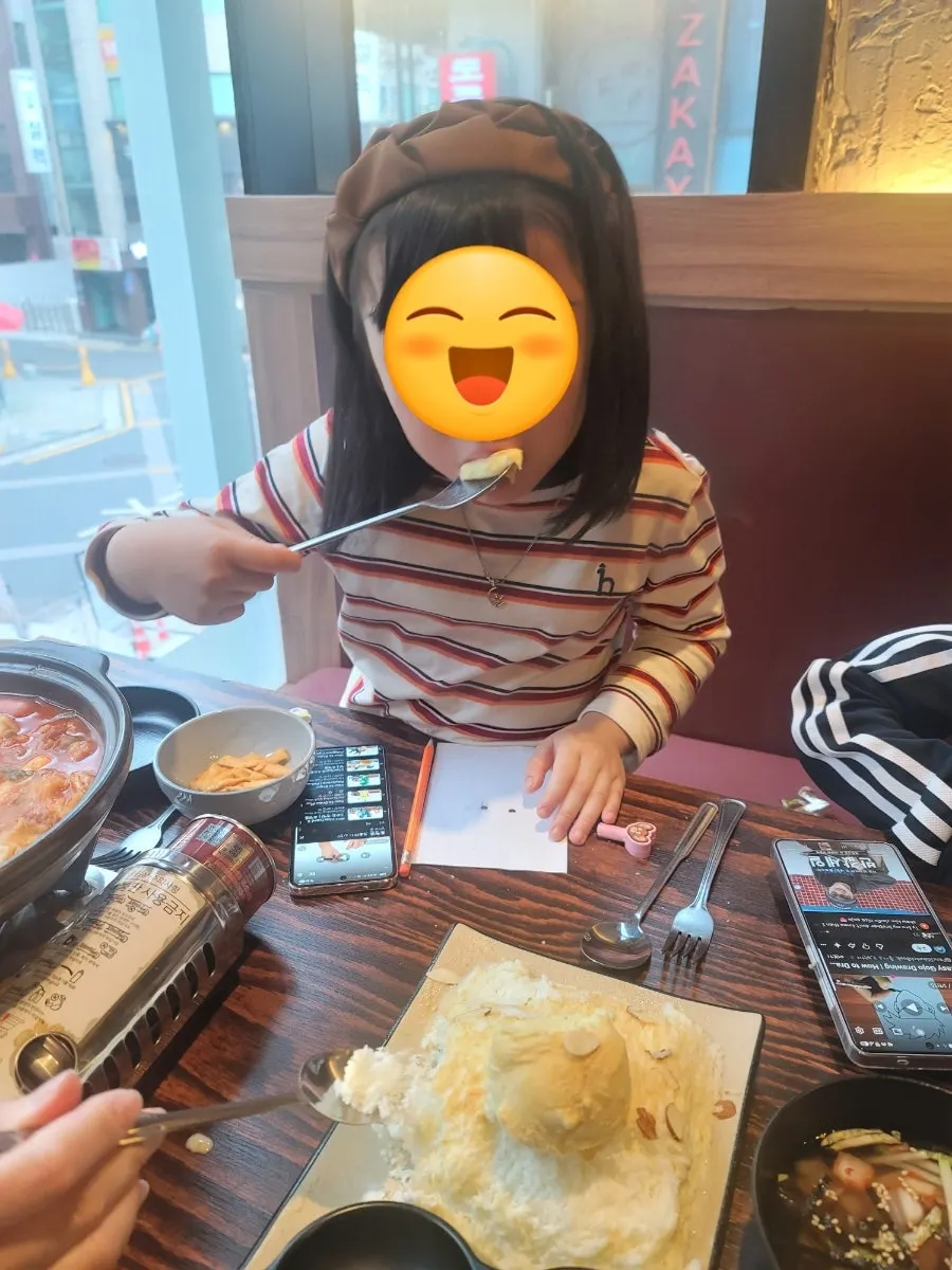 A bowl of injeolmi silk thread patbingsu