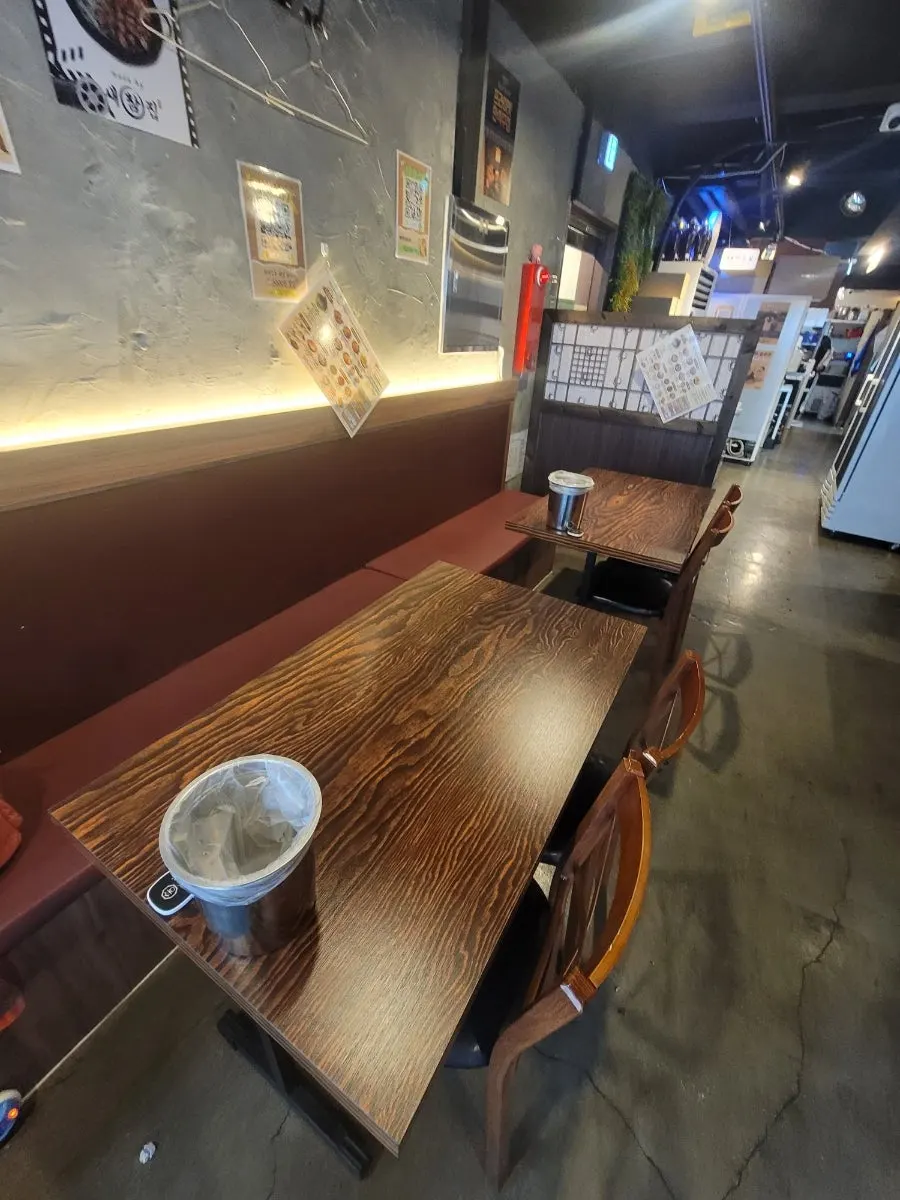 Table seating with partitions at Saechamjip