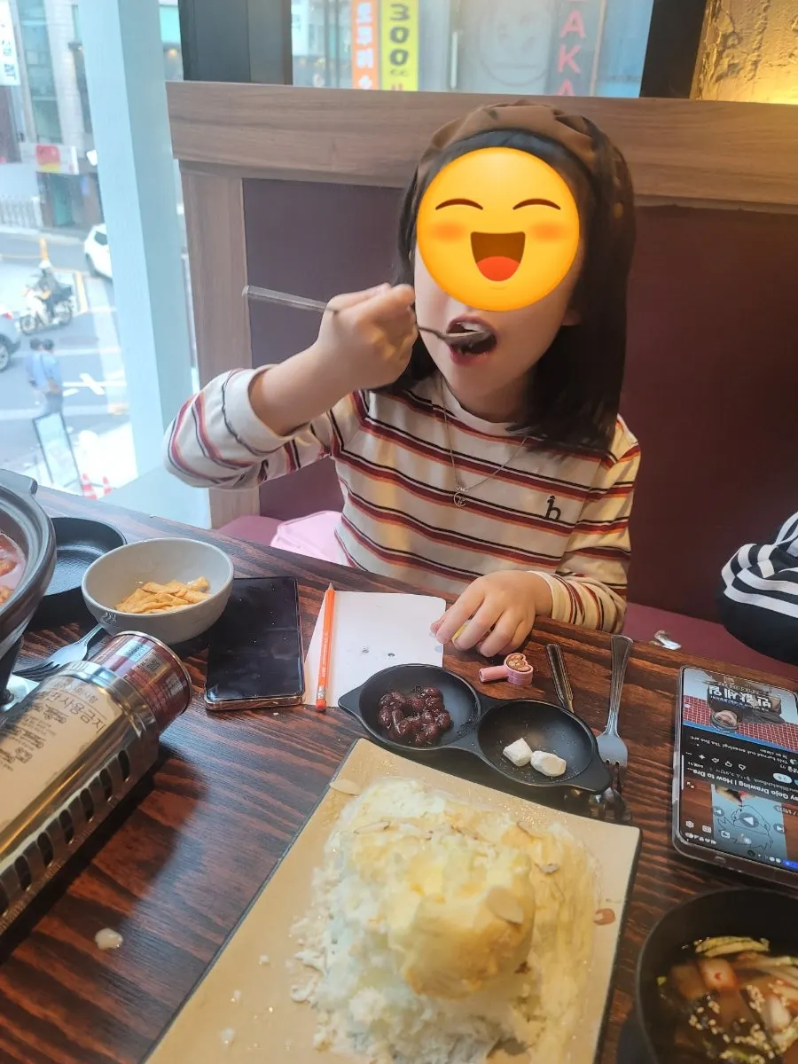 A drinking table set with tteokbokki and draft beer