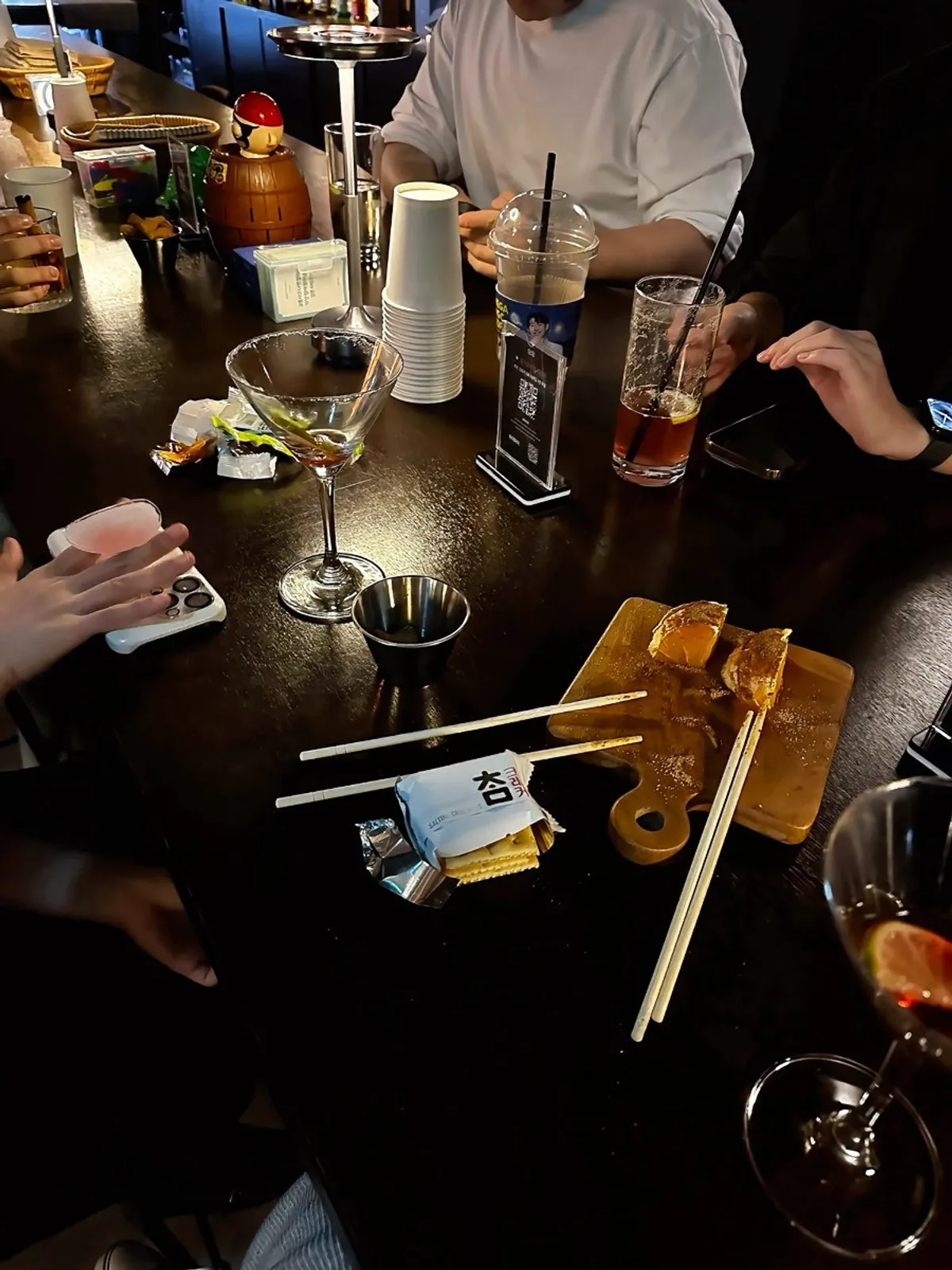 The mingling atmosphere at the solo-drinking bar