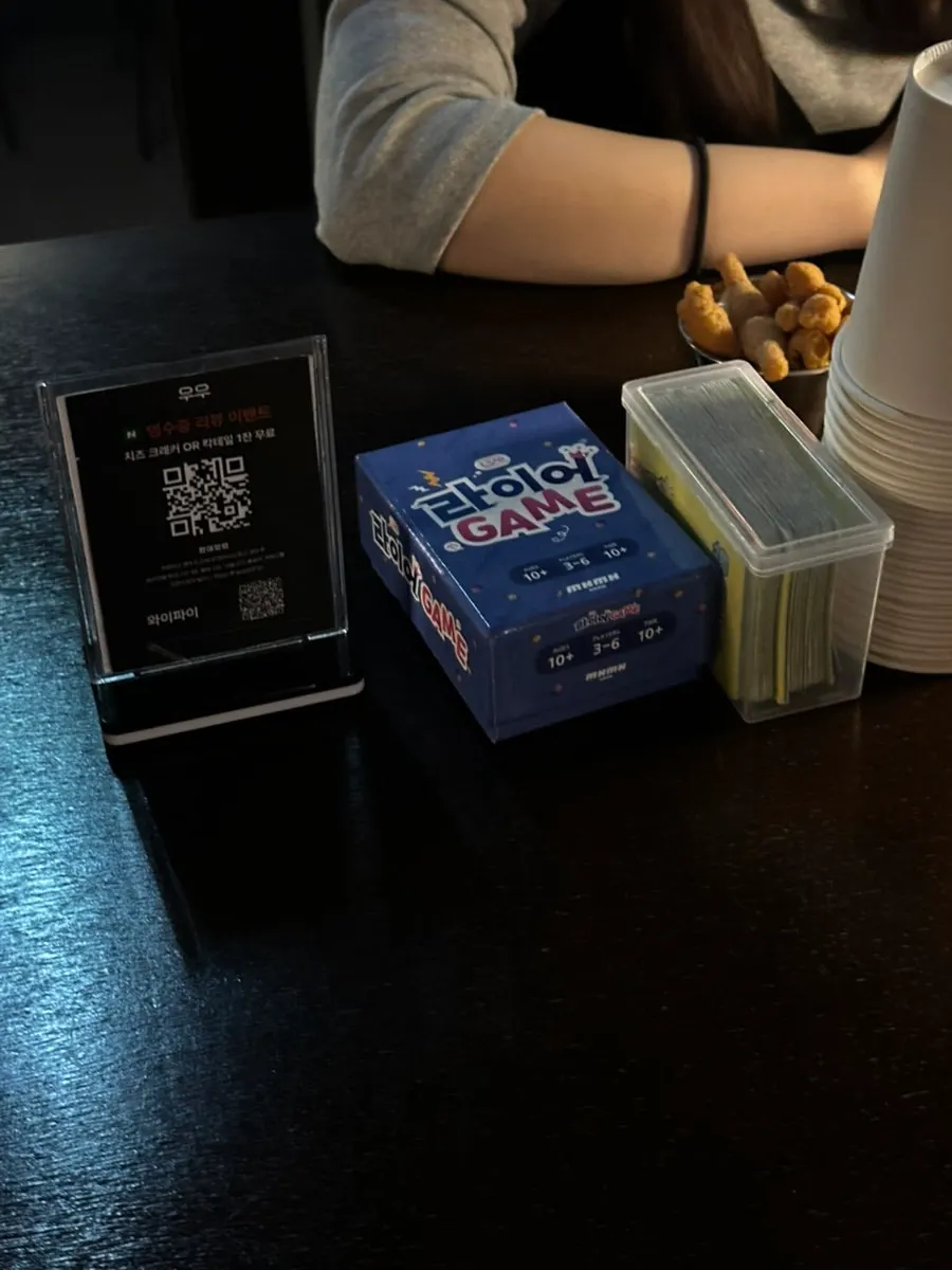 Hanging out at the table at the solo-drinking bar