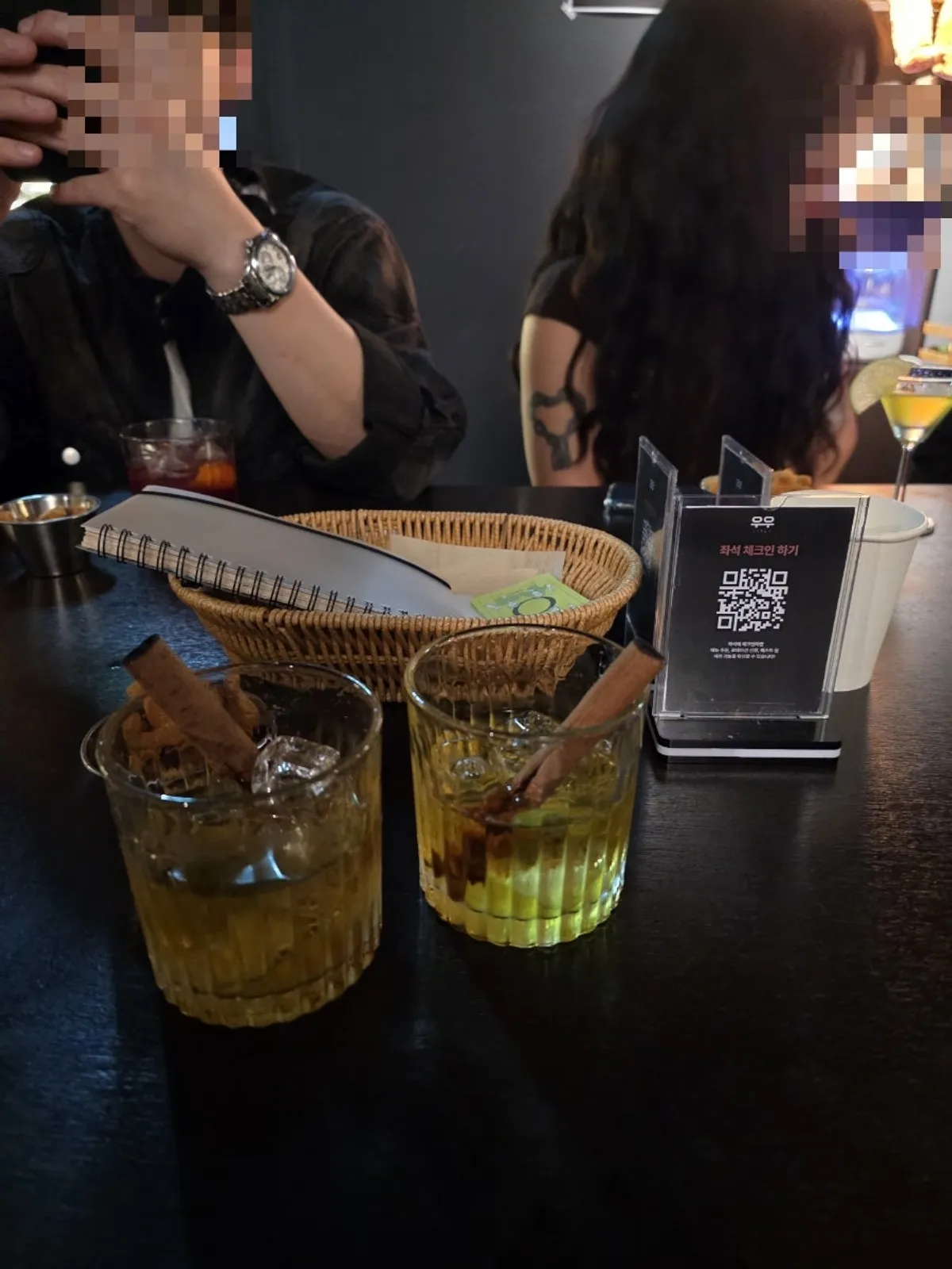 군자 혼술바 우우의 따뜻한 조명 인테리어