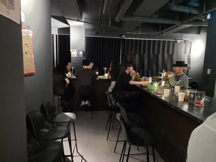 군자 혼술바 우우 테이블과 술잔