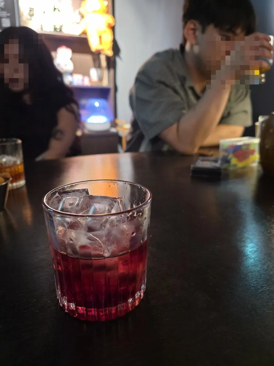 군자 혼술바 우우 감성 조명 아래 술자리