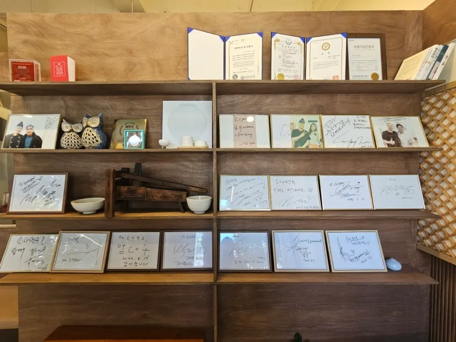 번호표 기기가 있는 소사면옥 대기석