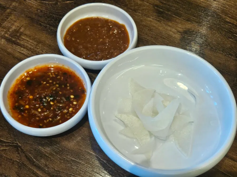 소사면옥 반찬과 쌈 채소 상차림