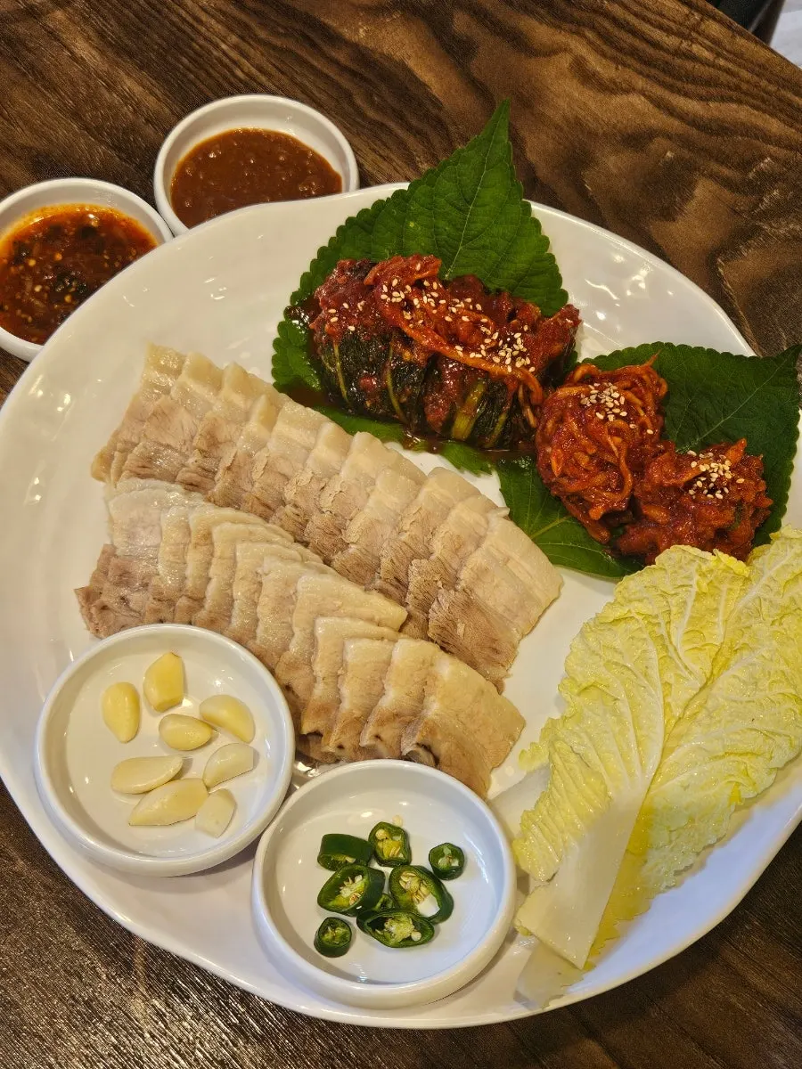 대가보쌈 소자 수육과 보쌈김치 한 접시