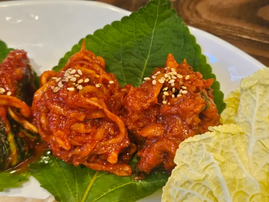 보쌈 위에 코다리를 올린 한 점