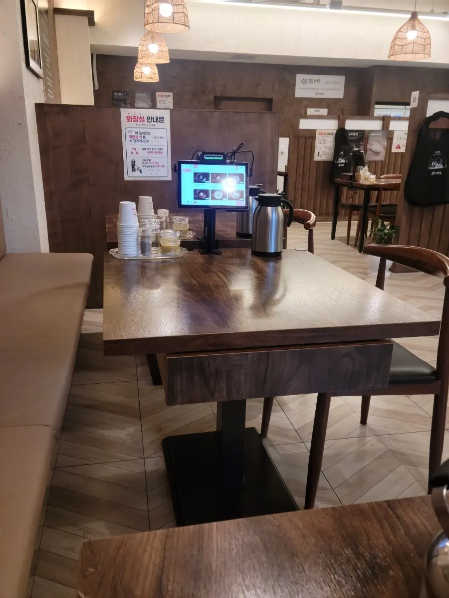 Relaxed atmosphere at Sosa Myeonok on a weekday late afternoon