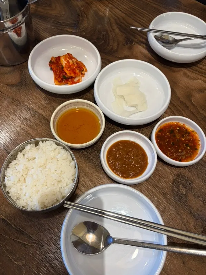 기본으로 나온 육수와 기본 찬 세팅