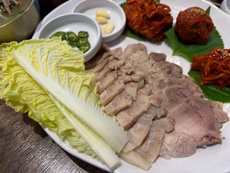 켜켜이 쌓인 대가보쌈 수육과 보쌈김치