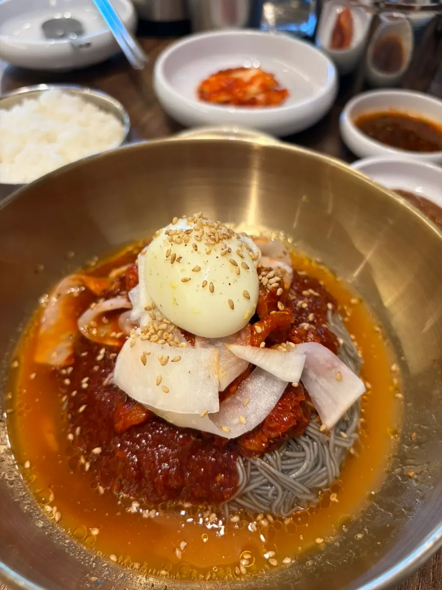 배추쌈에 싸 먹는 보쌈 한 점