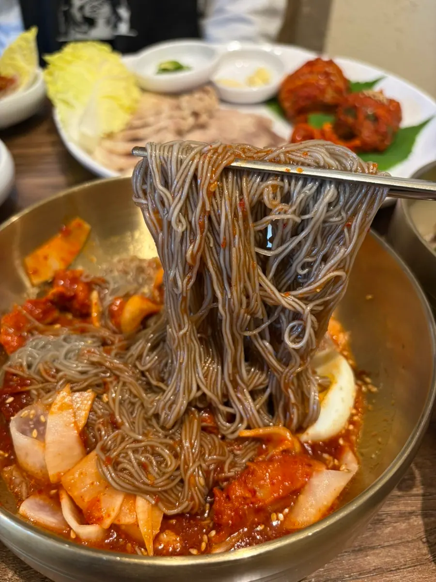오징어 먹물 면의 코다리냉면