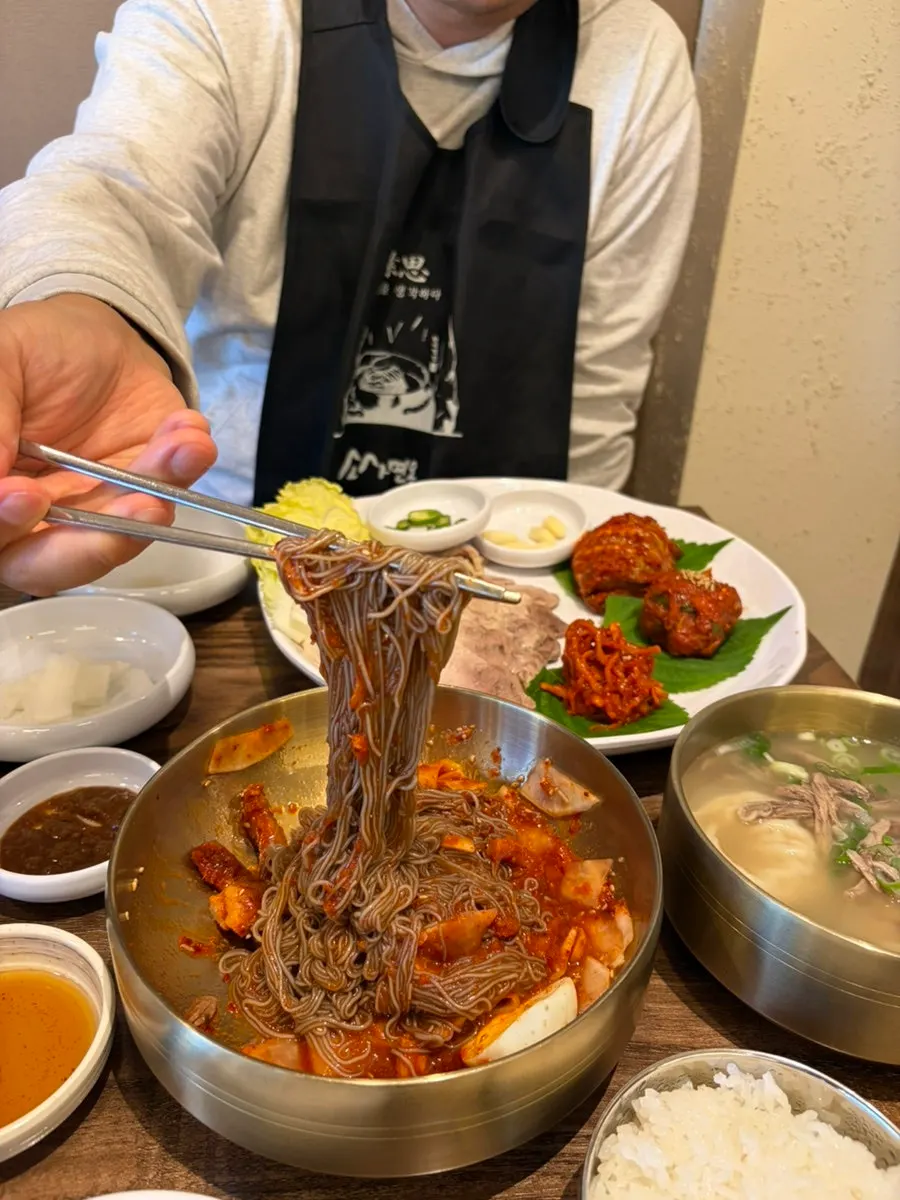얇은 냉면 면을 들어올린 모습