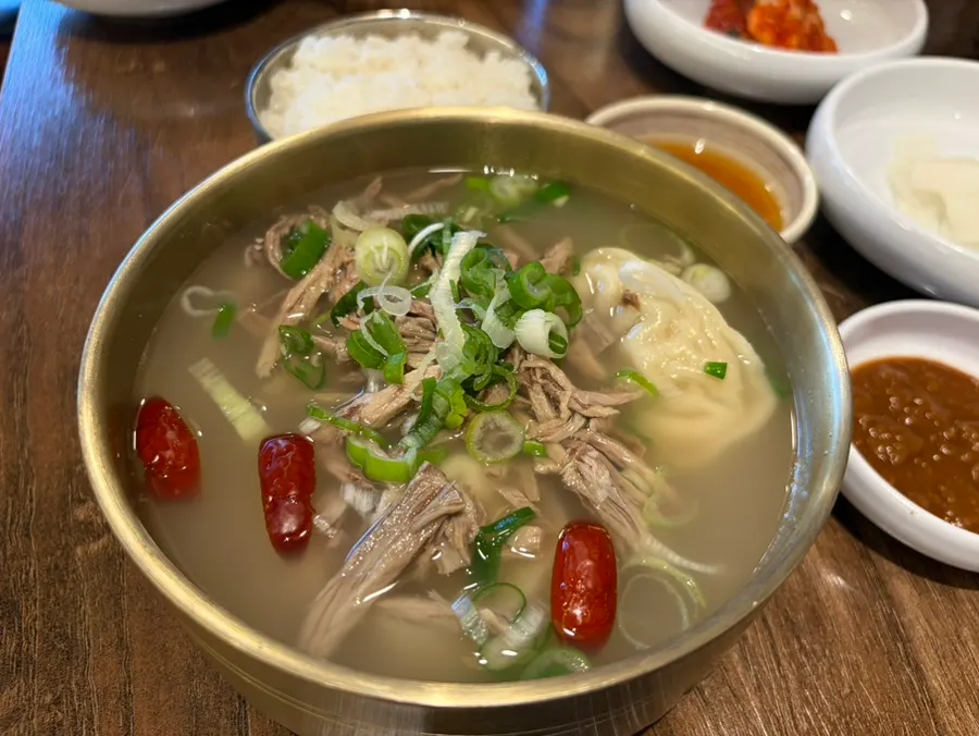 보쌈과 냉면, 만두곰탕 한 상 차림