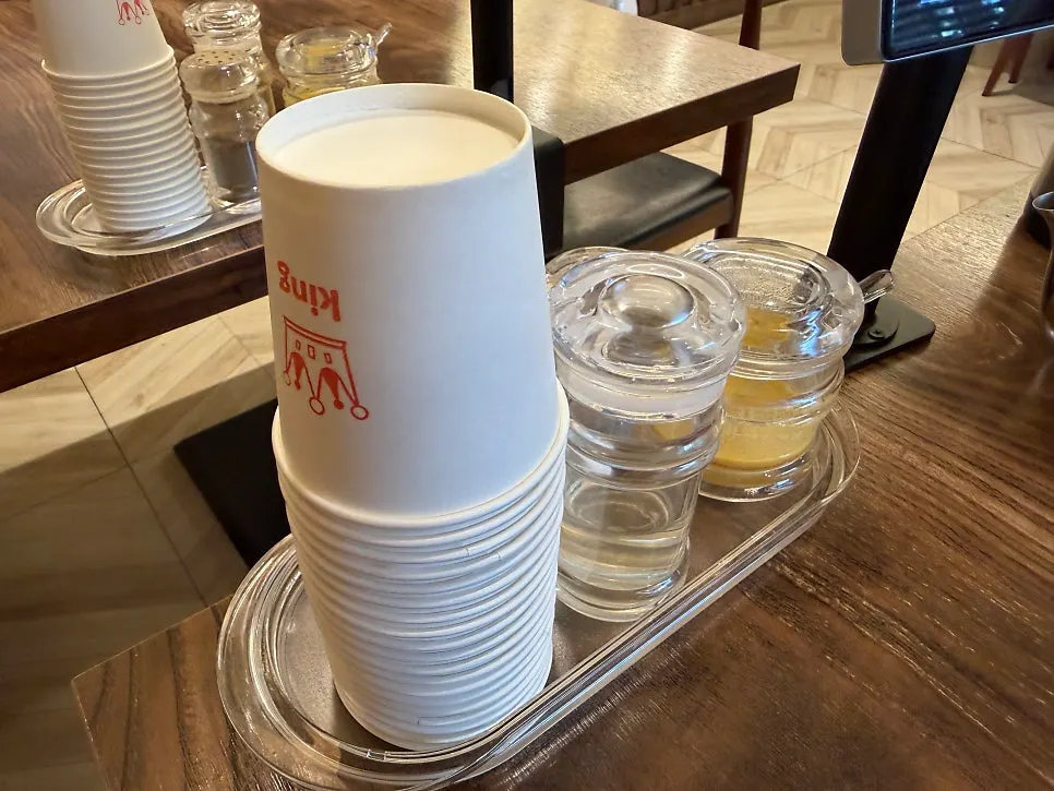 반찬을 덜어 먹는 셀프바