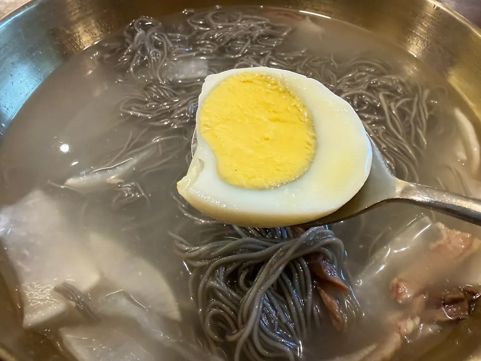 물냉면 위에 올라간 고기와 달걀 반쪽