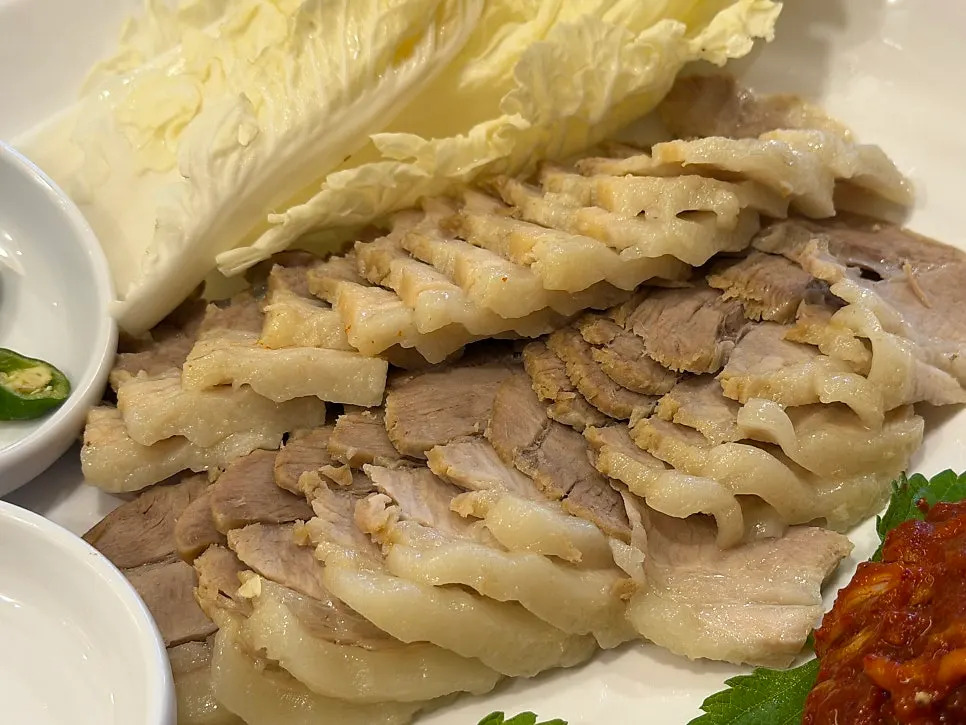 두 줄로 쌓여 나온 보쌈 수육