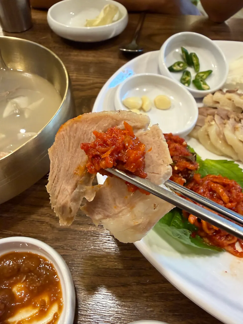 수육에 코다리무침을 올린 한 쌈