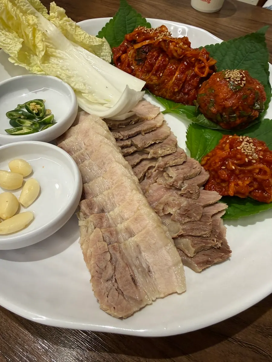 A full Daega bossam spread