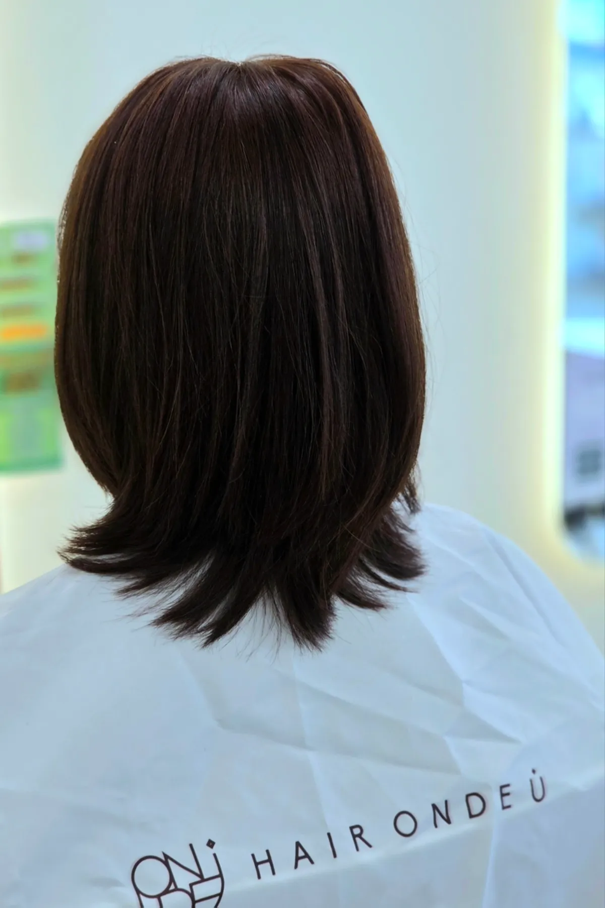 Mid-length hair with a C-curl from hand-drying