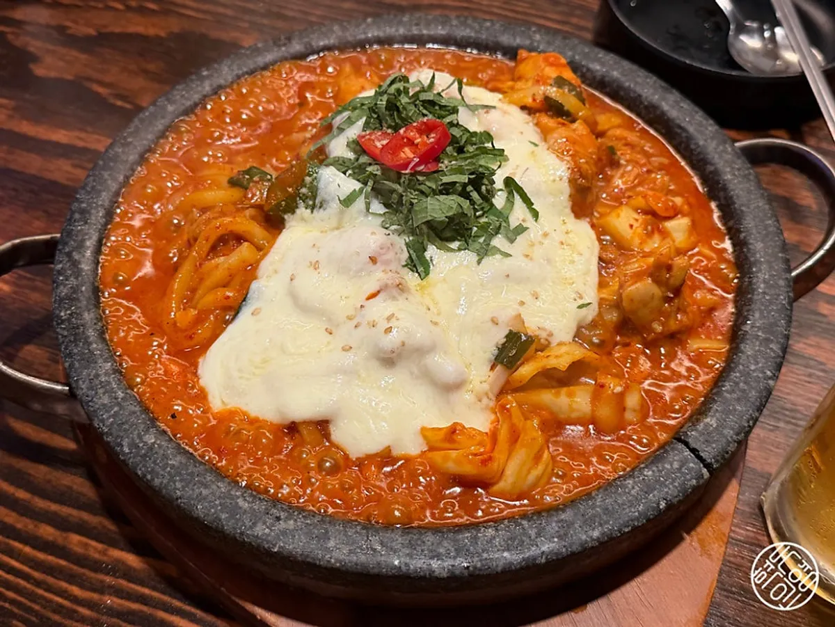 Nostalgic Chuncheon dakgalbi topped with mozzarella cheese
