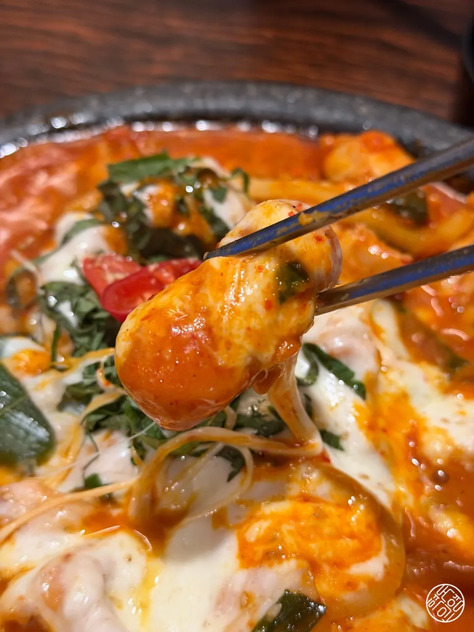 Chewy cheese-filled rice cake simmered in sauce