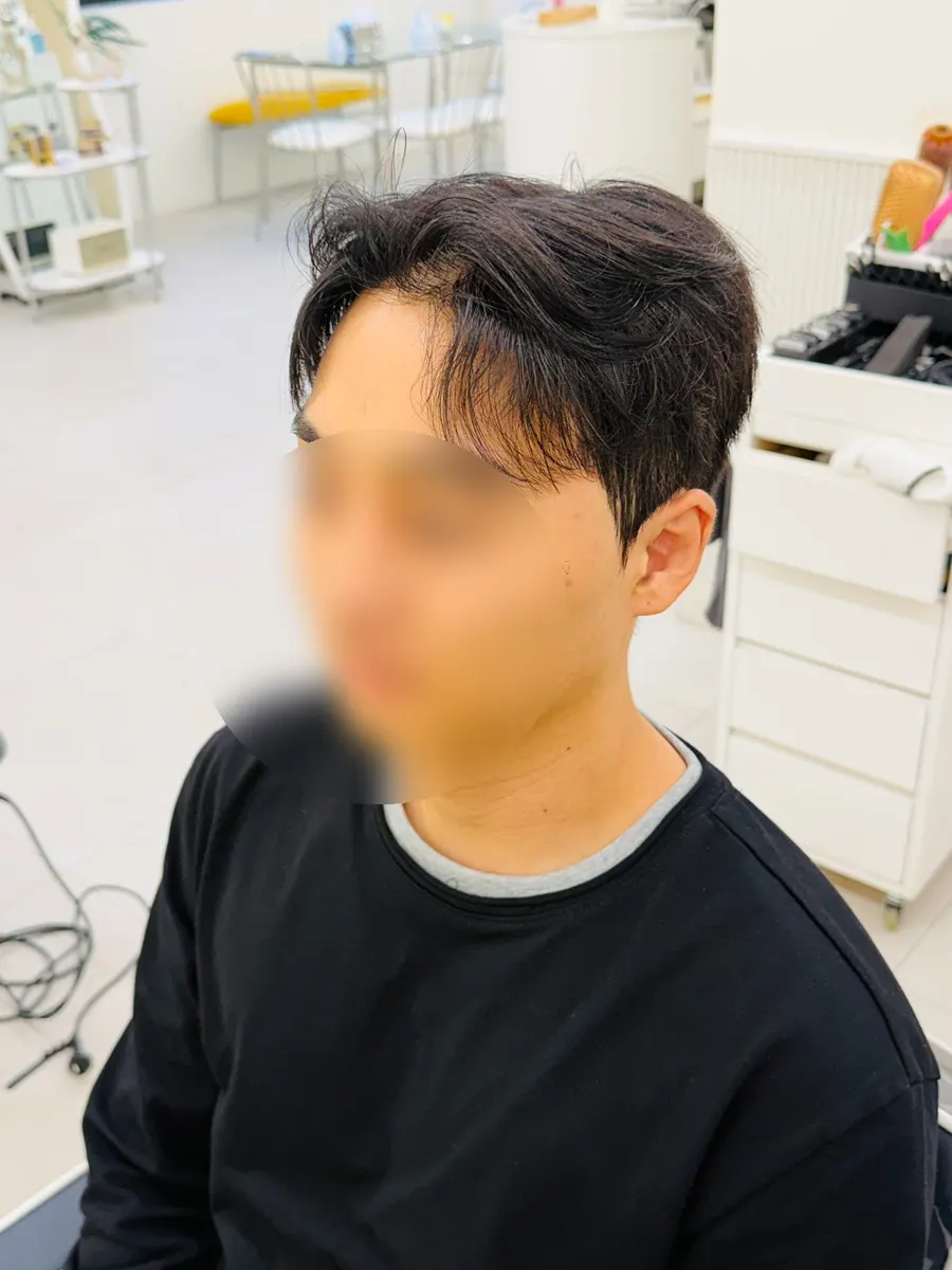 왁스로 스타일링한 남성 필러스컷 마무리 모습