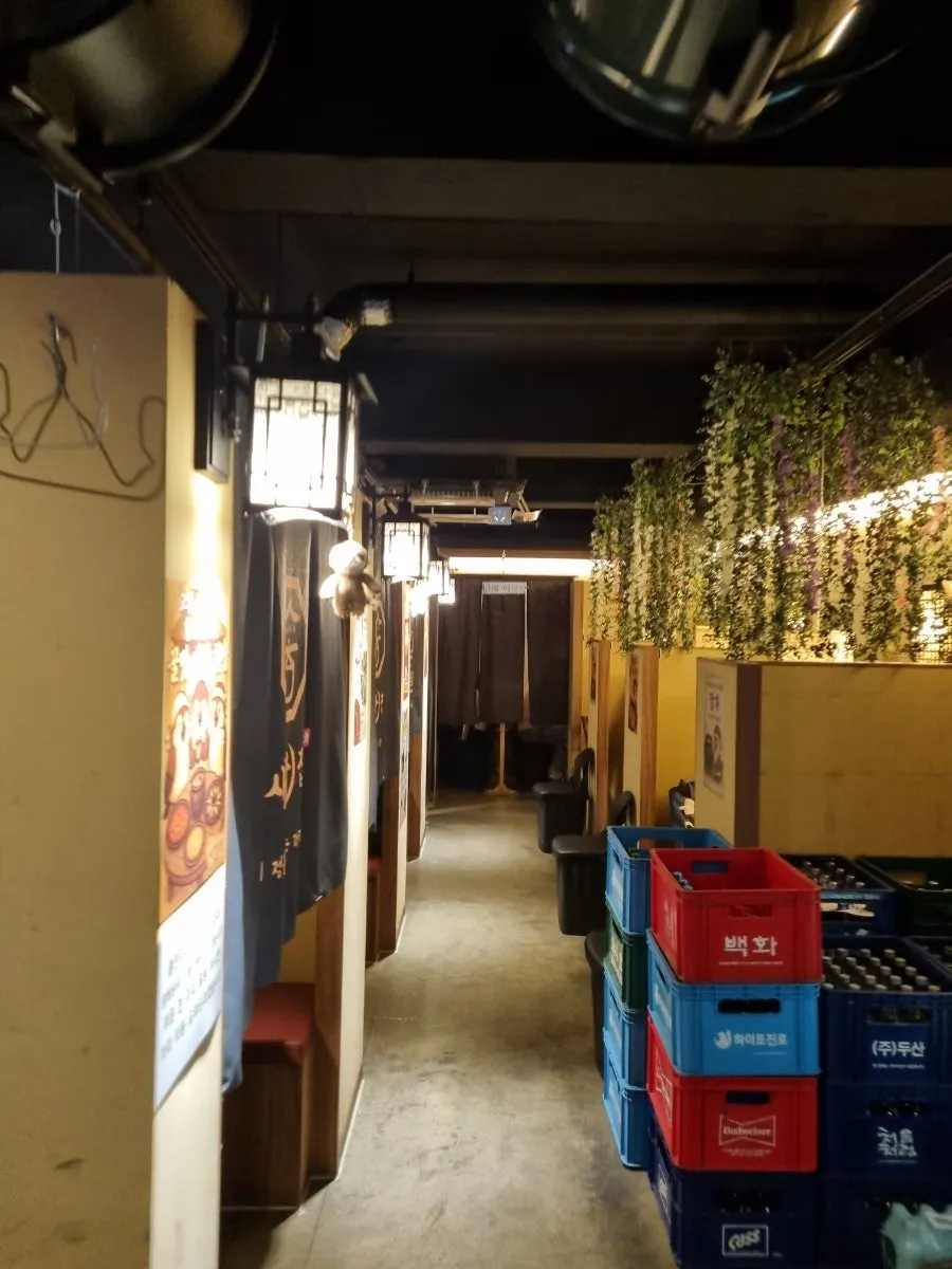 Hanji-inspired restaurant interior