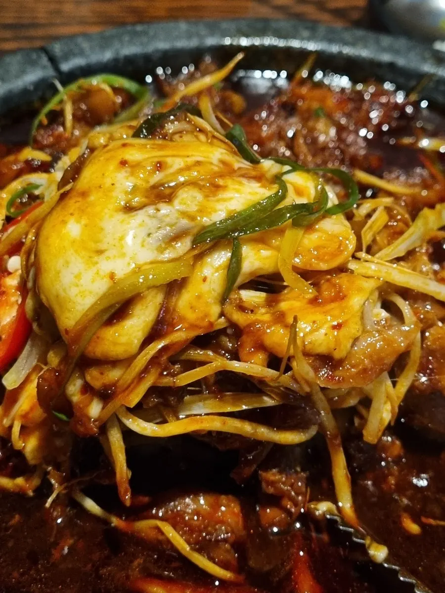 Bone grill with bean sprouts and shredded scallions