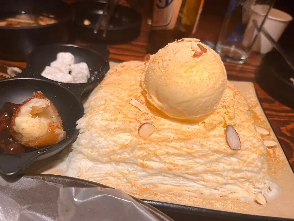 Silk-thread shaved ice topped with bean powder and red bean