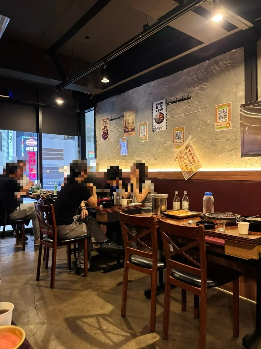 Table seating inside Saechamjip