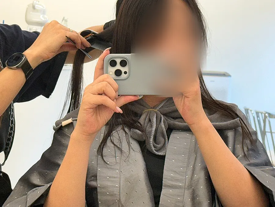 매직기로 한 올씩 펴는 시술 모습