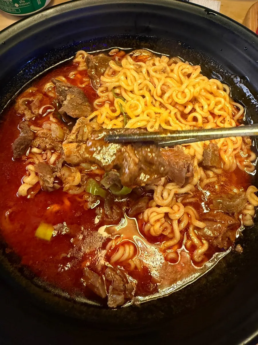 配生拌牛肉的牛肉拉面