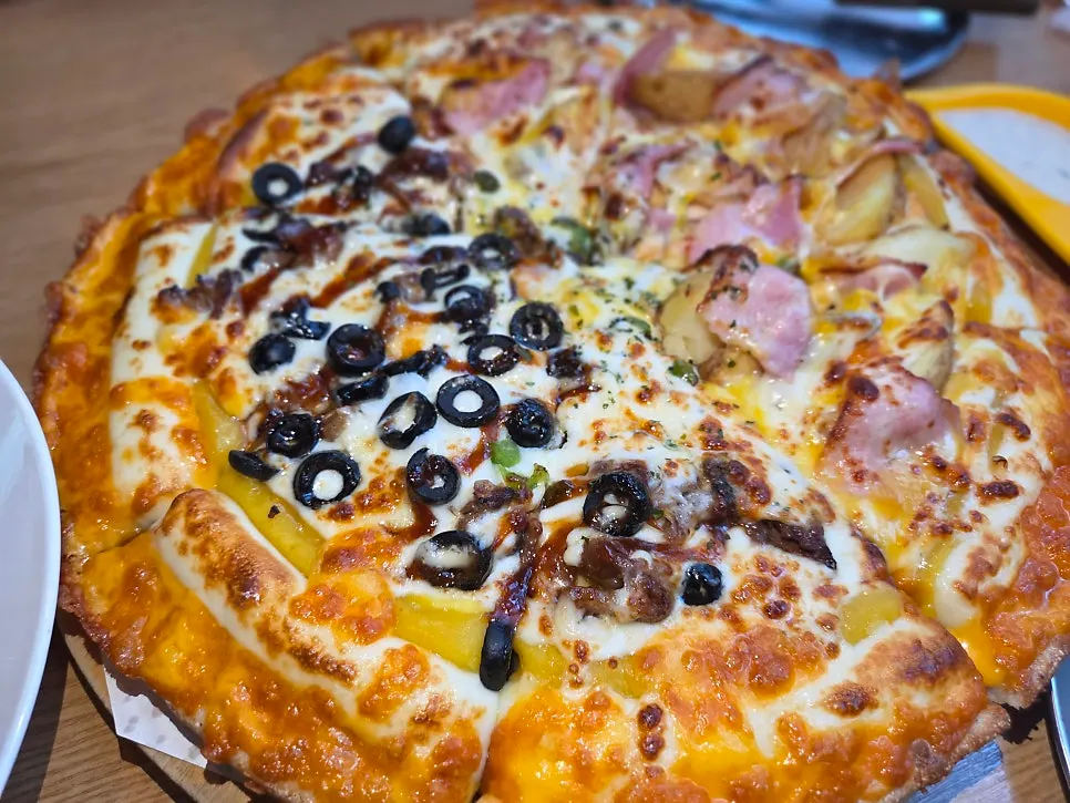 Old-style galbi and bacon potato half-and-half pizza