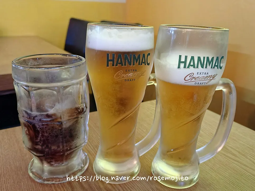 테이블에 놓인 콜라와 카스 병맥주