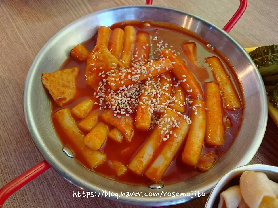 얼음 잔에 따른 콜라와 기본 제공 소스