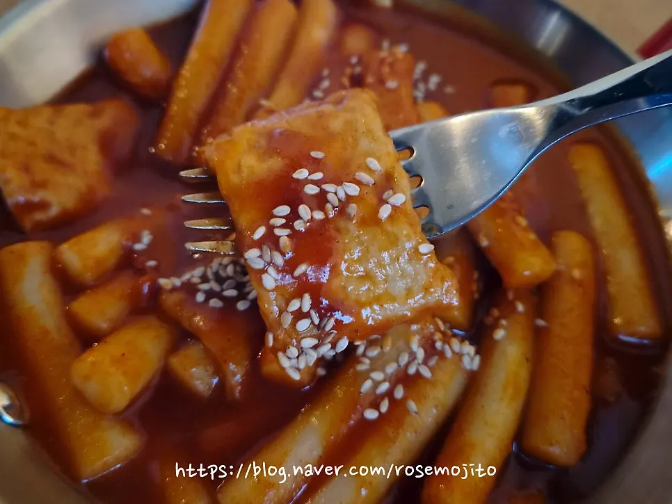 매콤한 소스가 버무려진 떡볶이