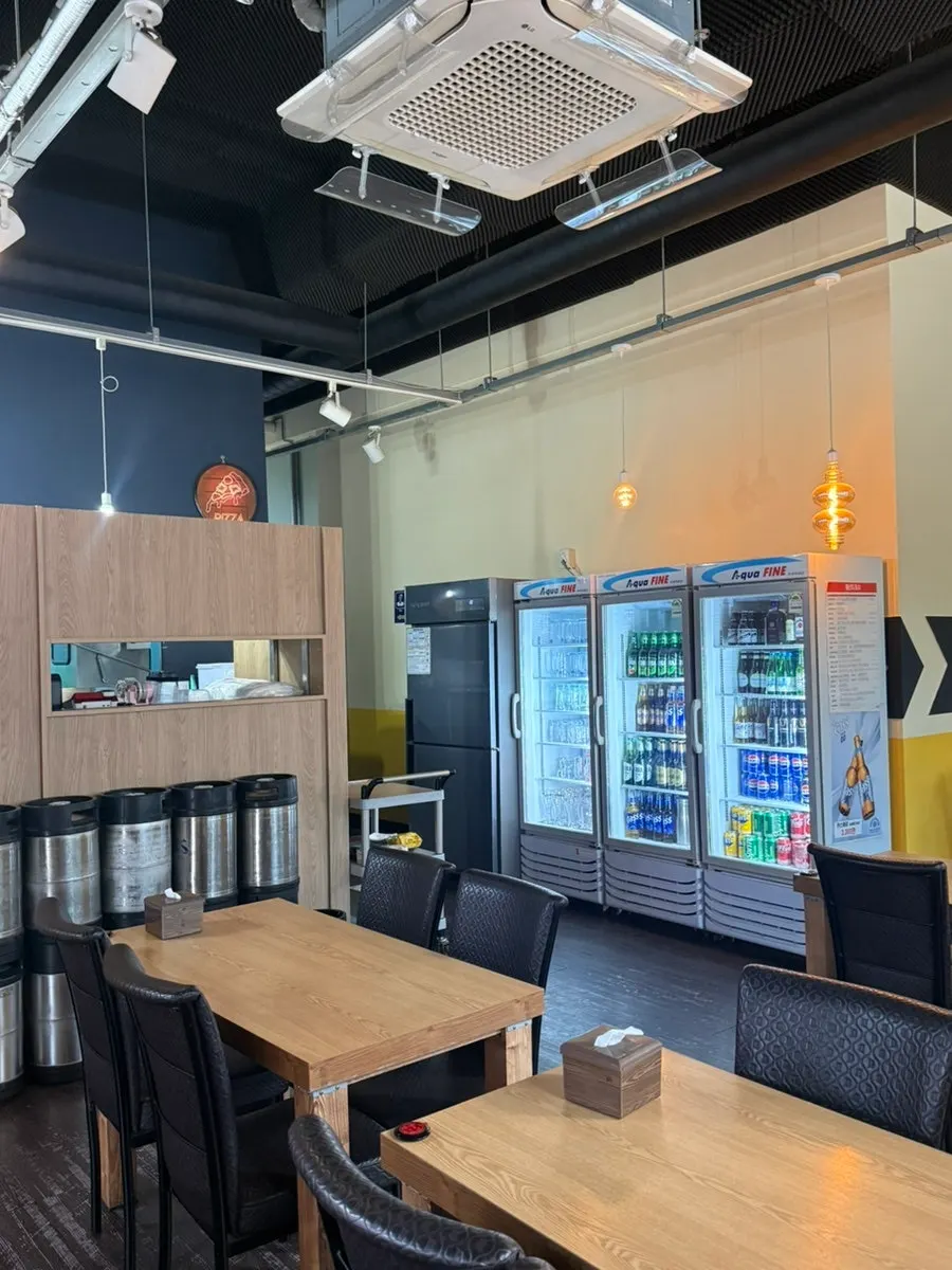 Interior of Seonmyeonghui Pizza, Gunpo Branch
