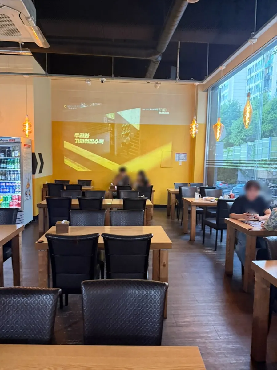 Dining hall with plenty of tables