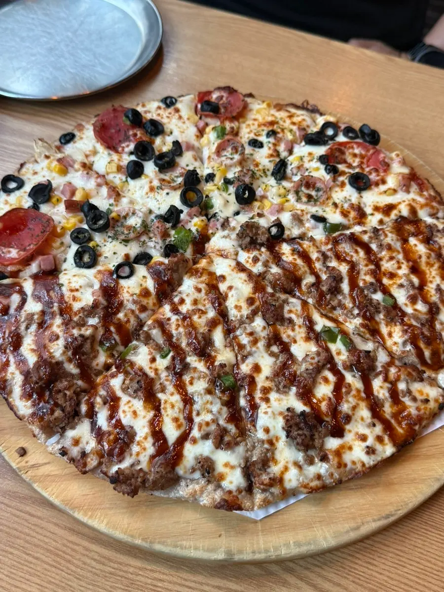 Combination and crispy bulgogi half-and-half pizza