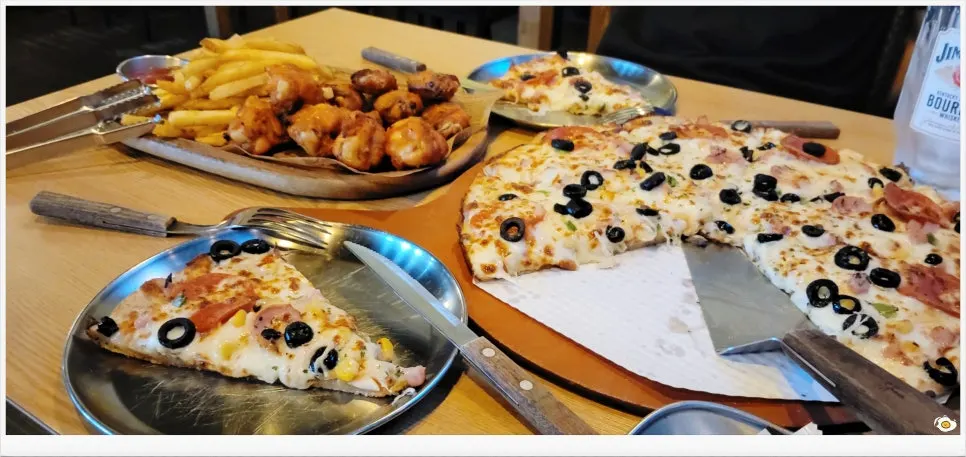 Menu board at Jagajebbang Seonmyeonghui Pizza, Gunpo Branch