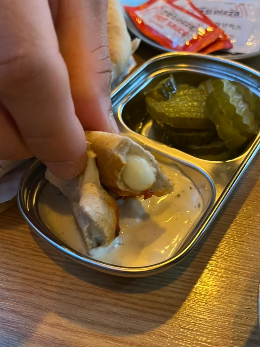 치즈크러스트가 들어간 피자 가장자리