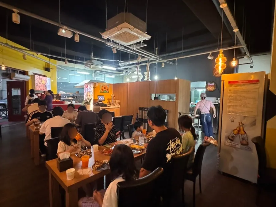 원목 파티션으로 나뉜 홀 좌석