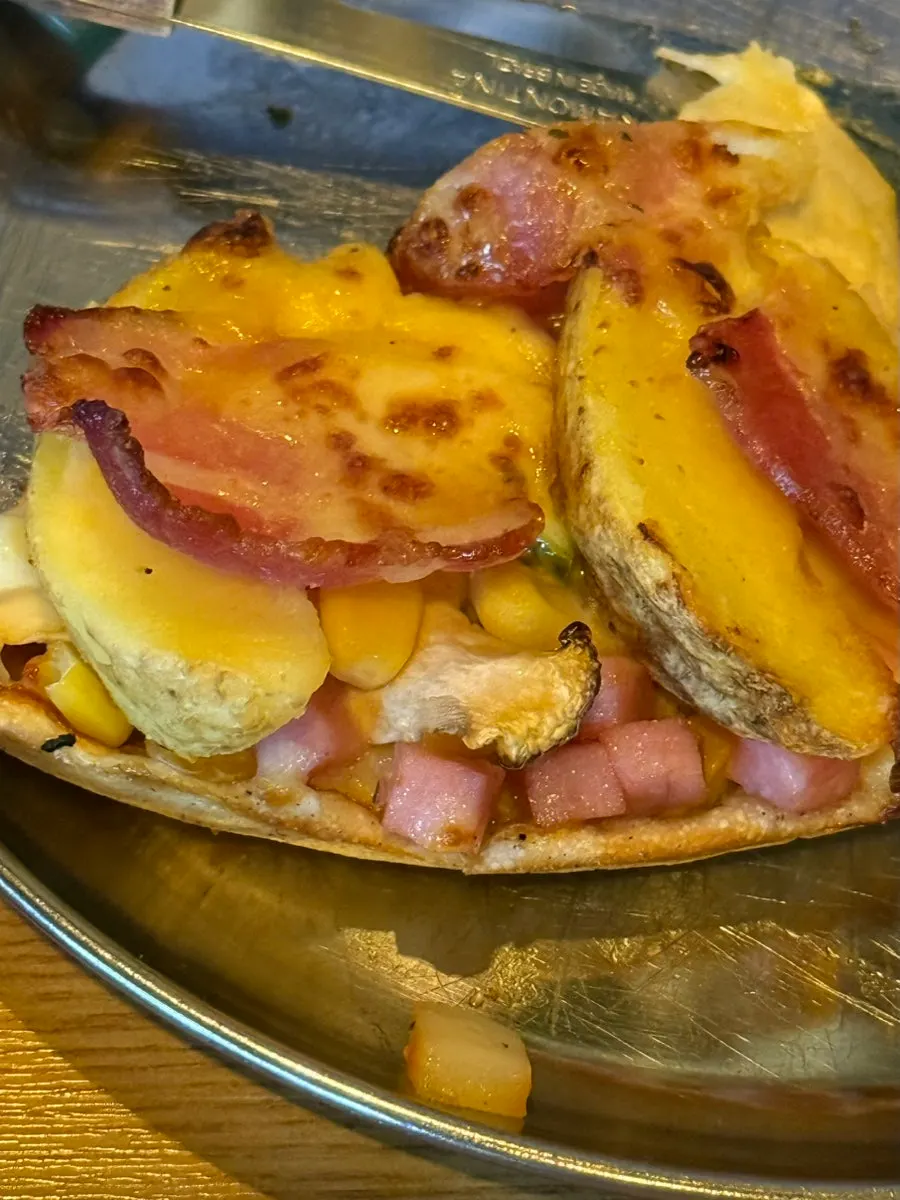 Cross-section of pizza showing toppings reaching the crust edge