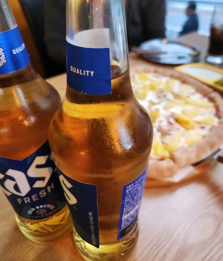 치즈크러스트 피자와 맥주잔