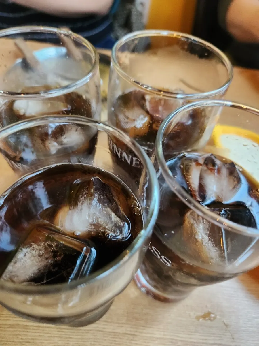 맥주잔과 피자 두 판