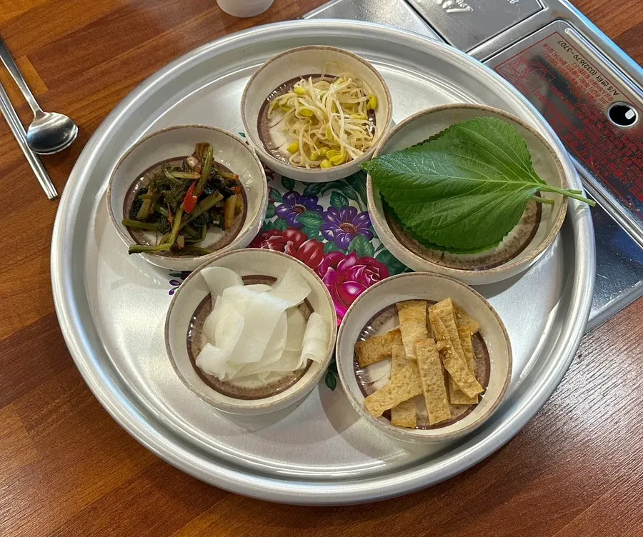 Full spread of the sizzling stone-plate oje bokkeum set