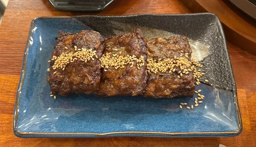 A plate of grilled rice cake ribs