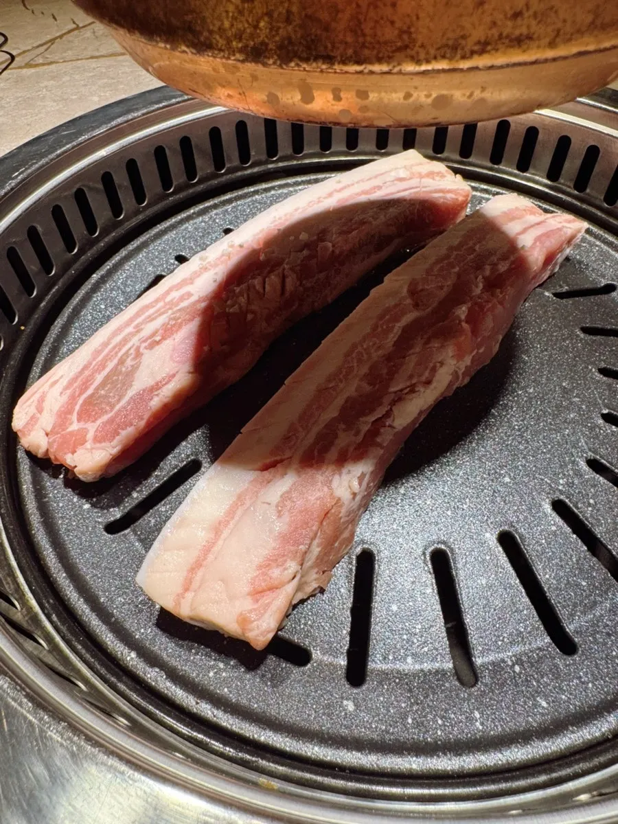 불판 위에서 익어가는 숙성 오겹살